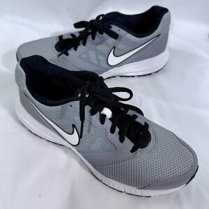 Nike Men's Black and Gray Athletic Shoes